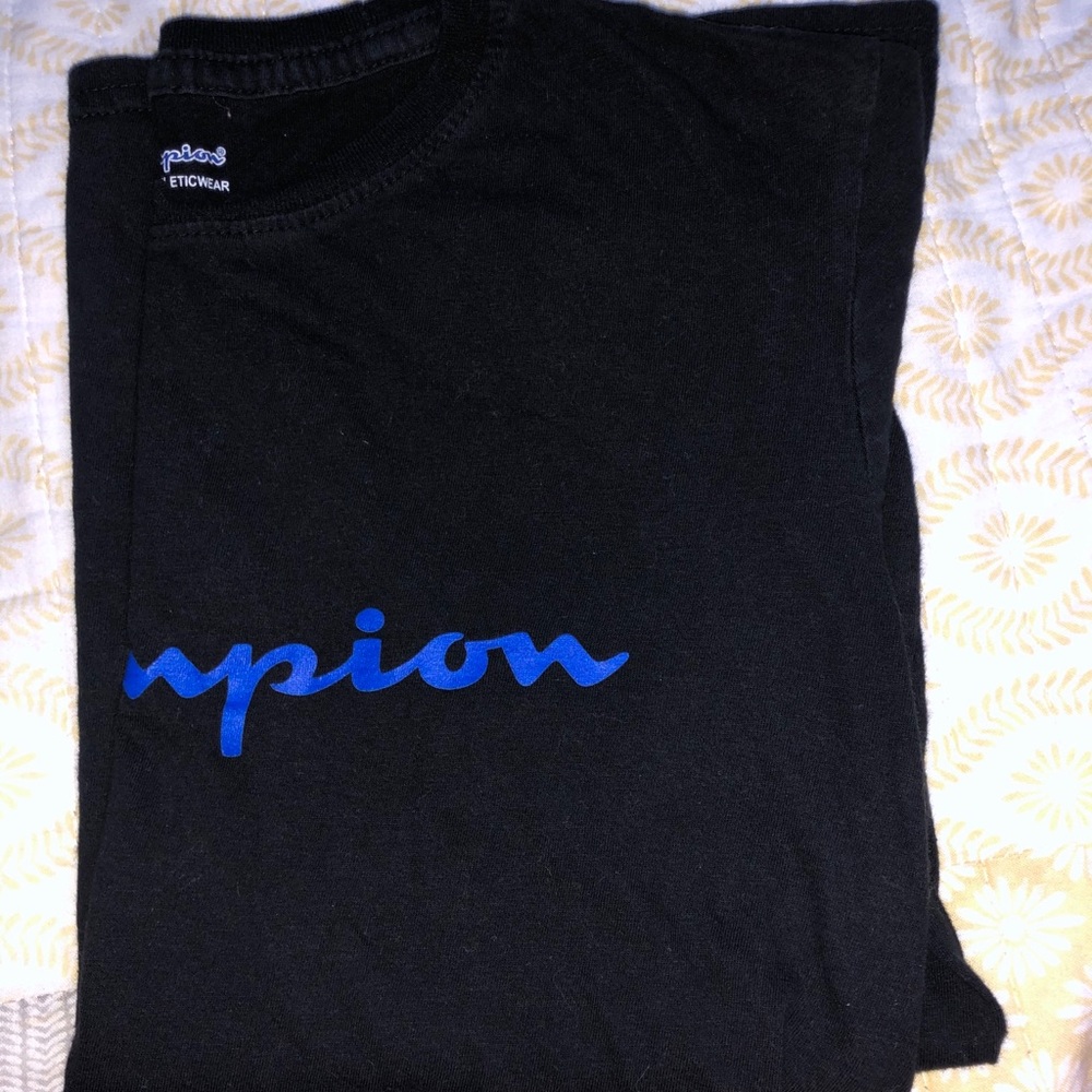 Champion tshirt in kids large, fits woman’s small